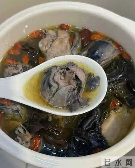 一把黑豆这么煮，肝血补得满满的！眼睛不干涩，连指甲都透亮了！