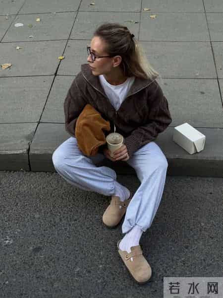 “阔腿裤+勃肯鞋”竟是冬天最流行组合，松弛又减龄