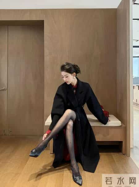 “黑色大衣+波点丝”，俏皮又精致！