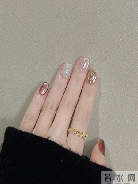 “指尖的冬季序曲｜当雪花吻上落叶”