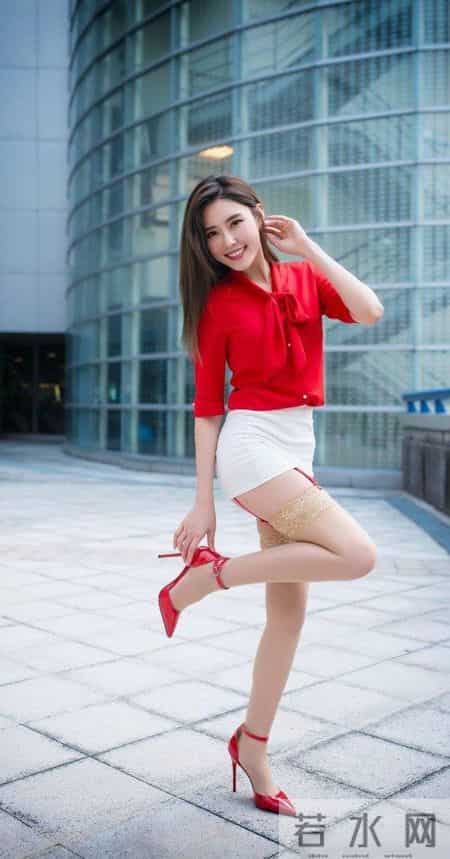 蓝色抹胸小衫搭配牛仔短裤，减龄又时尚，尽显十足女人味