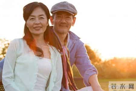 两性关系：活到80岁的夫妻，都坚持这六个睡眠习惯，第四条最关键