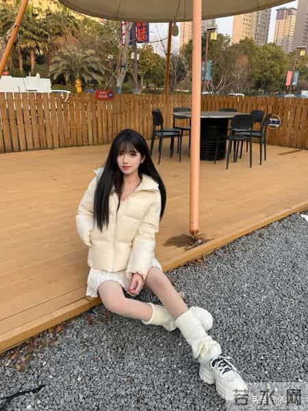 秋冬纯欲密码！奶白羽绒服+百褶裙的显腿长公式被我拿捏了