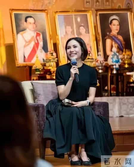 泰国贵妃换新发型，扎着马尾辫尽显活力感，还戴粉色簪花把人嫩到