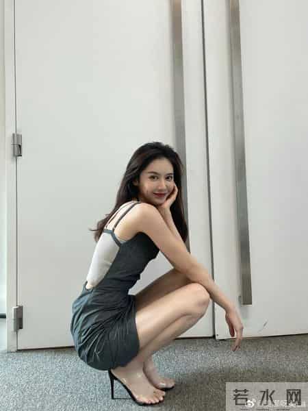 美娜这么喜欢躲着拍照？