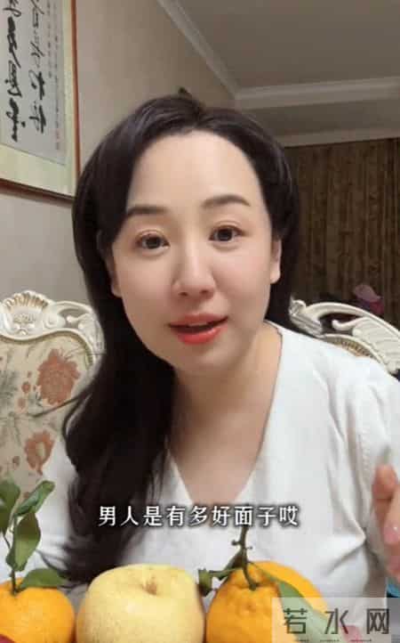 关凌新买的衣服被老公当成垃圾扔了，两人吵架后，她给老公的微信备注意外抢镜