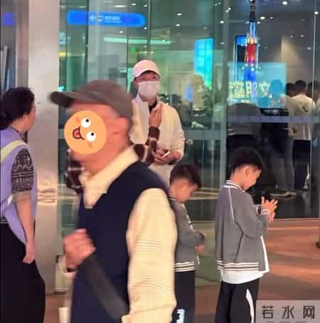 马龙夫妻俩带娃在广州逛完科技馆后，和岳父、岳母一起聚餐，认真挑海鲜，买完后付款很有人夫感