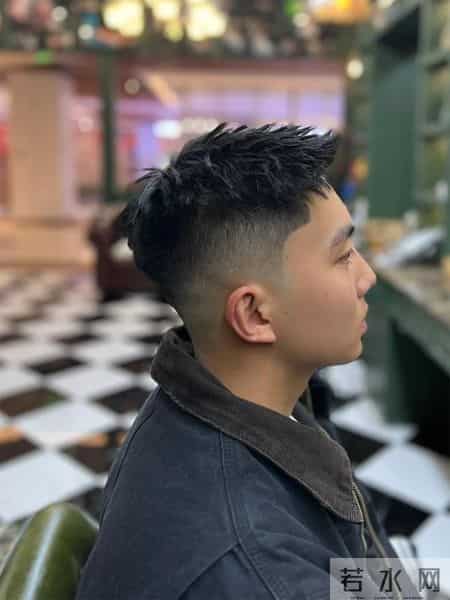 你还在剪“锅盖头”发型？2026年男生流行的发型，这3款帅炸了！