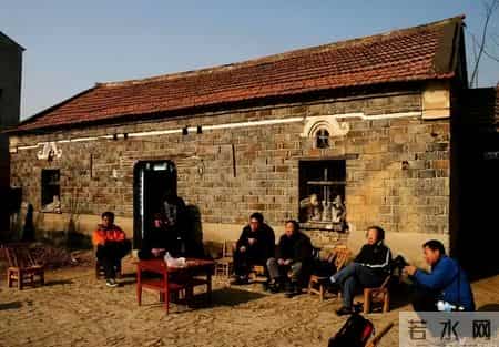 儿子今年48岁还不愿结婚，当晚我把他灌醉，有意撮合他和邻居女儿