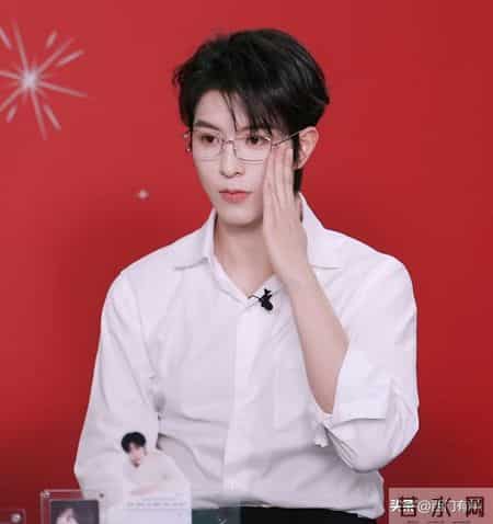 邱鼎杰直播白衬衫配金丝眼镜霸总范十足！衬衣褶皱多成槽点！