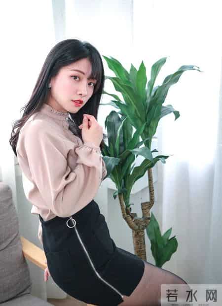 粉色的衬衫搭黑色包臀裙搭配一双黑色的高跟鞋不错的职场穿搭哦!