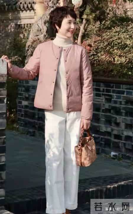 这位奶奶真会保养！63岁穿的像40岁，时尚洋气白搭又减龄值得模仿