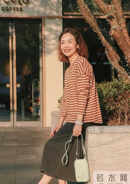 又发现超会穿的外婆！62岁穿衣简约大方，看着年轻时髦又自然