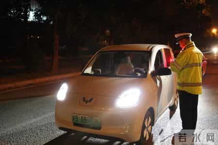 昨晚官塘大道多车超速被罚，交警夜间测速仪上线！