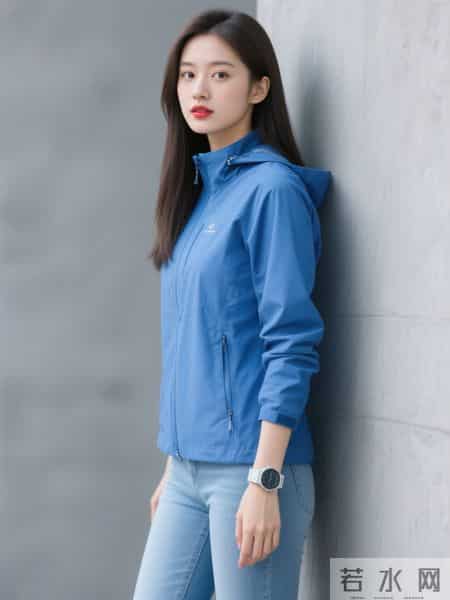 光影下的蓝色冲锋衣与牛仔裤