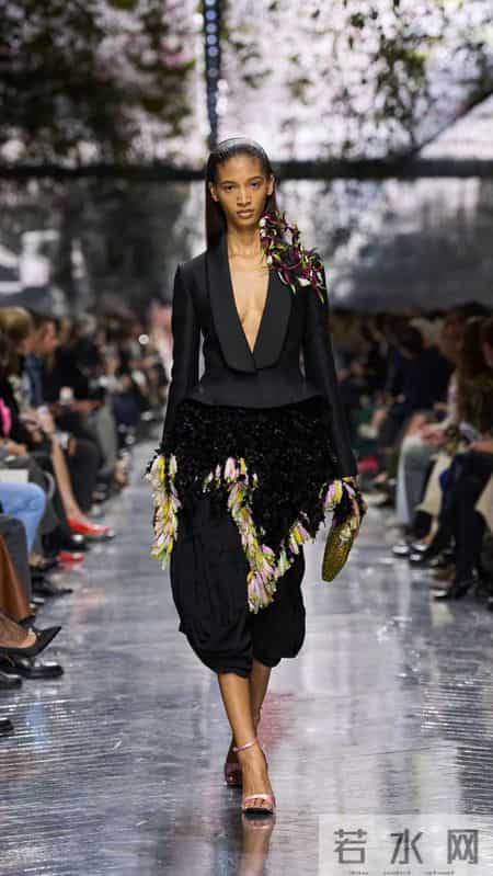 Christian Dior 2026春夏高定系列，繁花中有仙客来