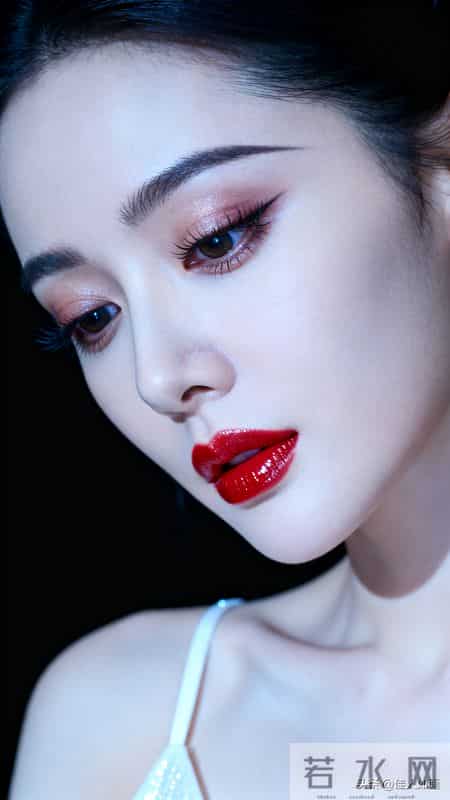 烈焰红唇配清冷眼神，这颜值你给打几分？