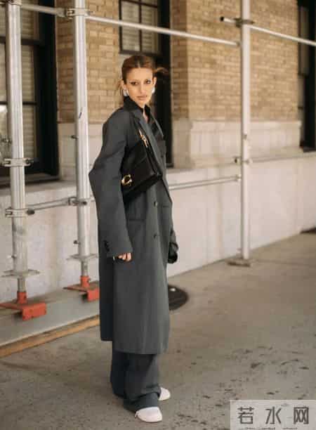“深灰色大衣+阔腿裤”秋冬最经典搭配，干练随性有气质，太爱了