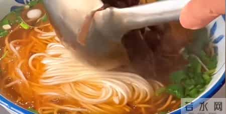 乐山3元续面大结局！面馆老板被定罪，罚钱还得拆牌，大学生被骂