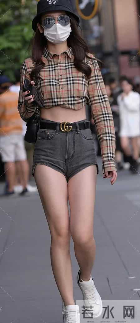 高腰牛仔短裤配松垮格子衬衫露腰,卷袖渔夫帽一戴,随性又显腿长的松弛感绝了