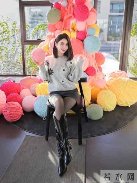 “浅灰色毛衣+皮短裙+长靴”，松弛感和精致感同时在线，真的爱惨啦！