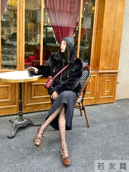 今冬深色小轻奢感很火！毛绒外套+长裙+棕色皮鞋，精致度和氛围感直接拿捏
