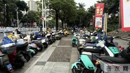 开业了！南宁广百家超市亭洪路店，人多得路边都停不下电动车了！