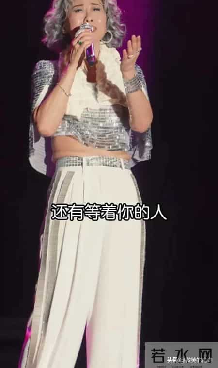 叶倩文腰间的一圈肉告诉我们,再自律健身,也抵不过岁月的蹉跎