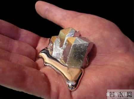 48张老照片看奇闻奇事，爱因斯坦合影卓别林，沙漠中的绿洲，在建中的埃菲尔铁塔