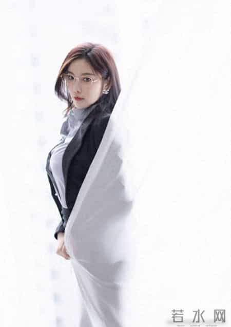 美女穿黑色的西装套裙内搭淡蓝色衬衫经典利落,简约耐看