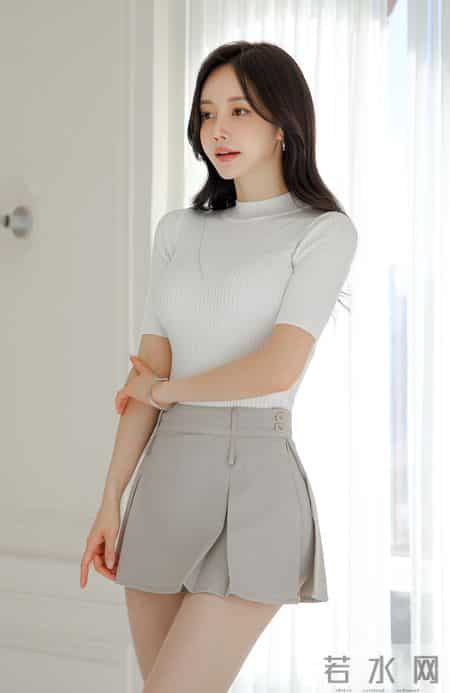 灰白轻熟通勤套装｜是长廊里的雾白干练美人