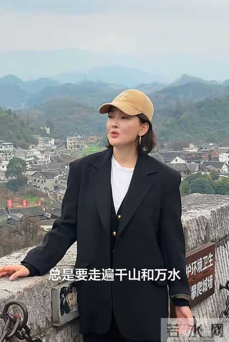 53岁牛莉户外穿搭：棒球帽+黑西装+阔腿裤，时髦又高级，品味真好