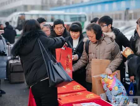 去年小姑子蹭我们车回家,路上花3000,她一分不出,今年我没惯她