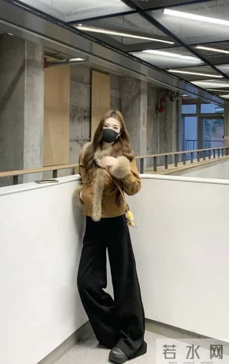 毛毛外套+喇叭裤，秋冬这样穿时髦又好看