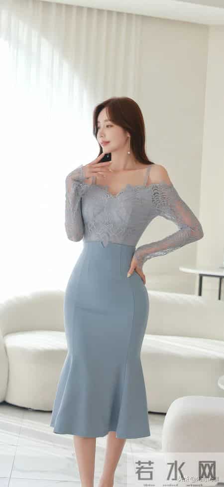 V领露肩，蕾丝缀浅蓝裙身，优雅清新。