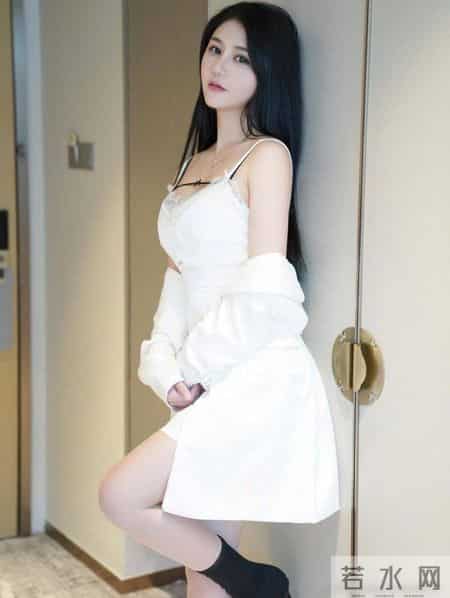 久经沙场的职场女性，一身全白的搭配，最干练的一种穿法