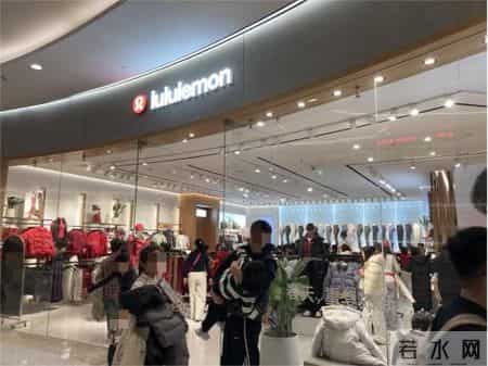 “一蹲就透”？Lululemon再现产品争议 此前瑜伽裤因存走光风险启动召回