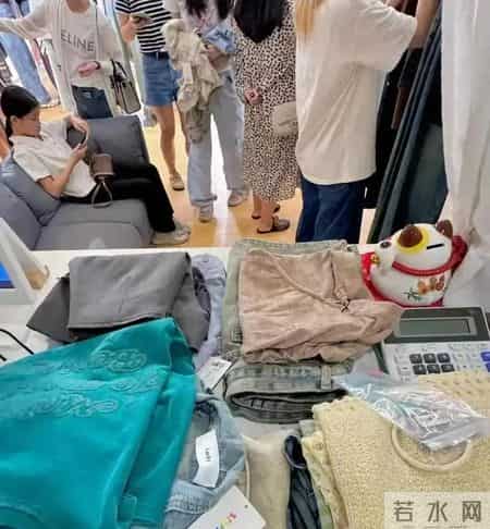 扔了99件旧衣才知道，秋冬衣服要尽量“6不买”，买错显老没气质