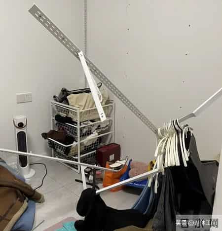 我家砌墙金属衣柜塌了！结果看到网友们的新做法，赶紧砸了重新装