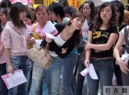 相亲上演荒诞局：闺蜜围坐，男人退场，谁真正被淘汰了？