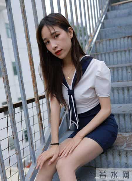 一条简约又有设计感的连衣裙,显瘦不挑人,小个子上身也无压力