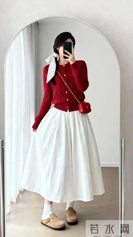 今年很流行毛衣开衫，“红色叠穿”，搭配大衣，简简单单就很好看