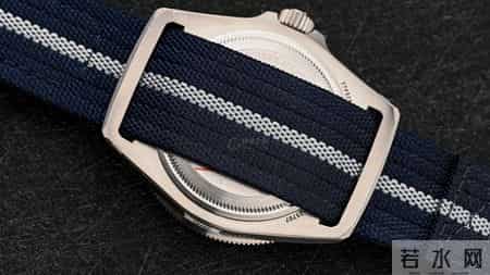 别只盯着水鬼了！硬核潜水表，你该看看这只