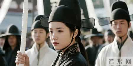 我刚被认回相府，便赶上了国丧，我站在丧队中，忍不住腹诽