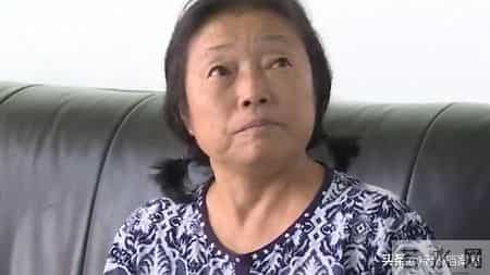 六旬母亲睡楼道一天一夜，大女儿视若无睹，她是家庭版的武则天