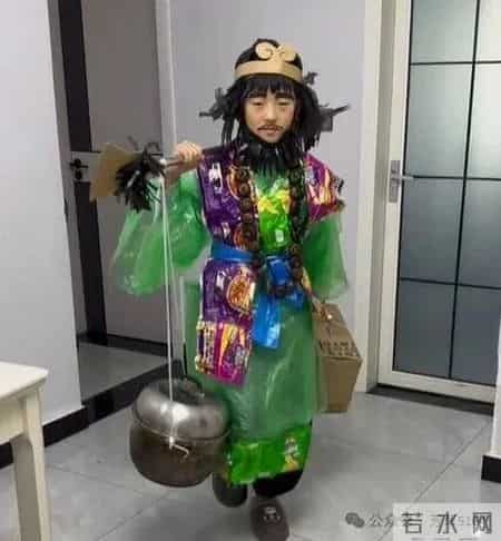 河南一宝妈，因“用银杏叶给儿子做龙袍”火了，网友：卷到马年了