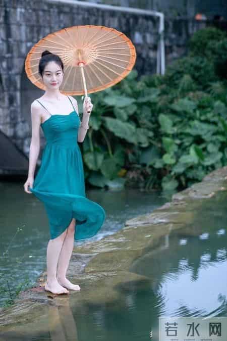 吊带连衣裙这样穿，高级感满满，让你尽显清新淡雅的时尚风采