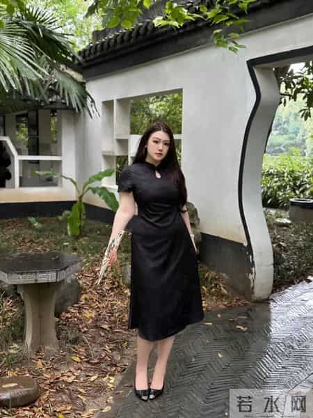 暗纹黑缎面旗袍，珠圆玉润的清冷贵气感