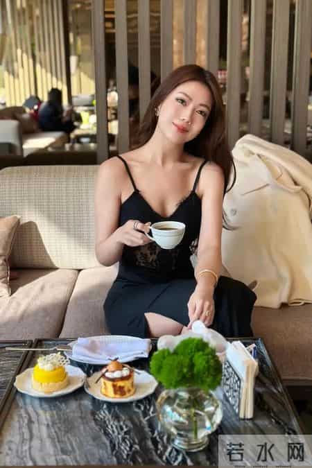 广东省台女主持人下班前后的穿搭，蕾丝吊带裙子也太反差了