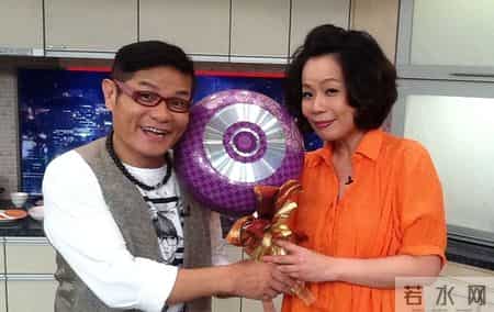 他娶了小24岁妻子，婚后生一儿一女，妻子一夸他帅就会飘